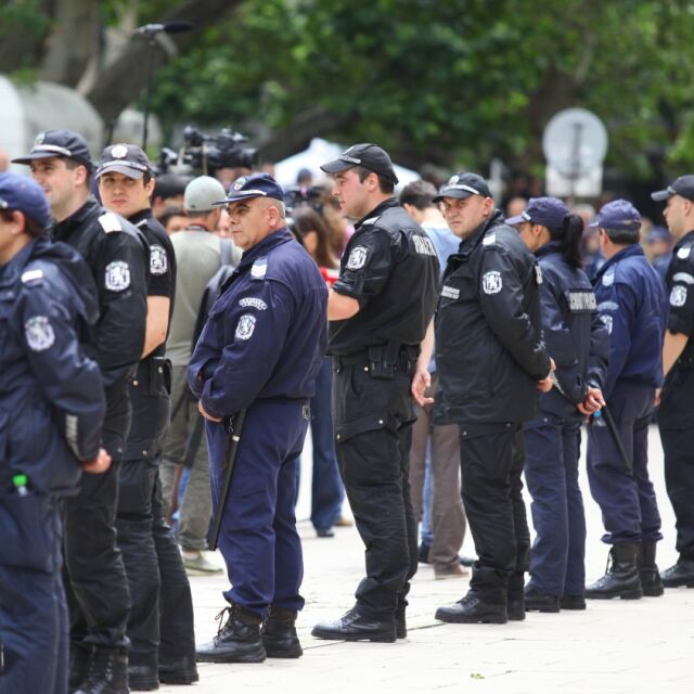Полицейски служители излизат на протест