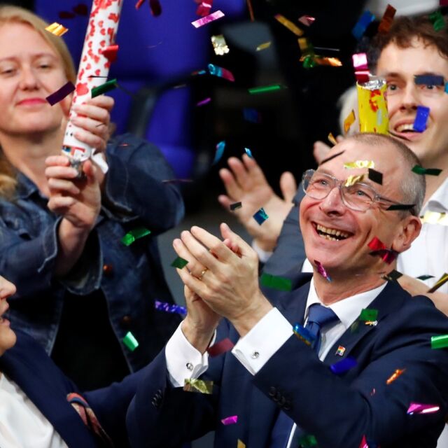 Бундестагът одобри узаконяването на еднополовите бракове 