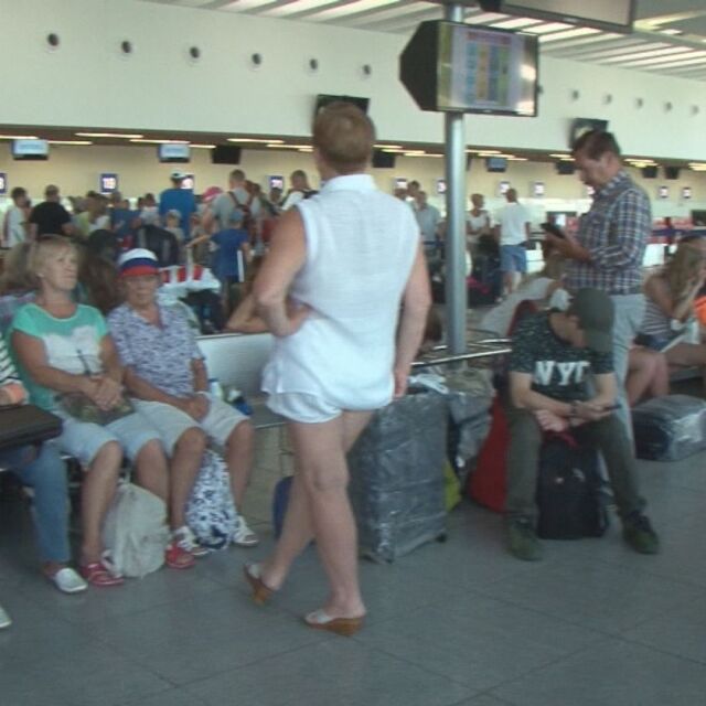 Стотици руски туристи са блокирани на летището в Бургас