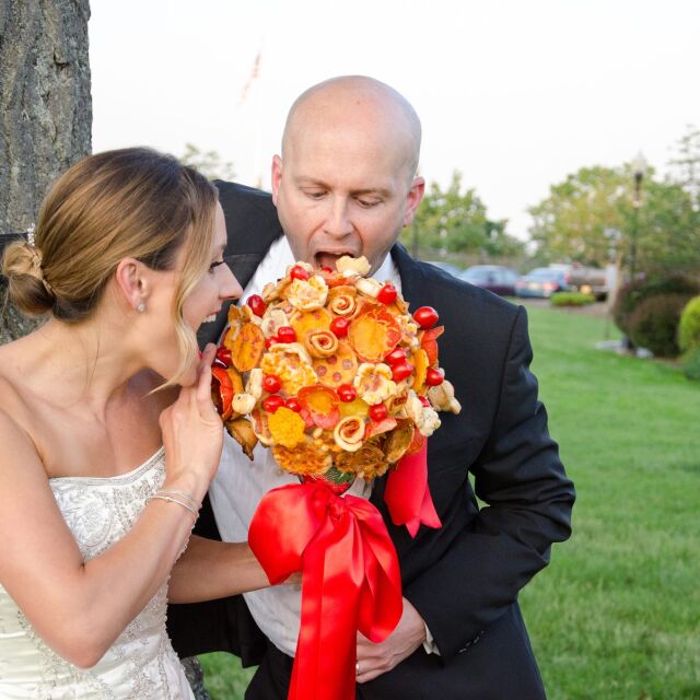 Забравете за сватбените букети с цветя! Задават се букети с пица