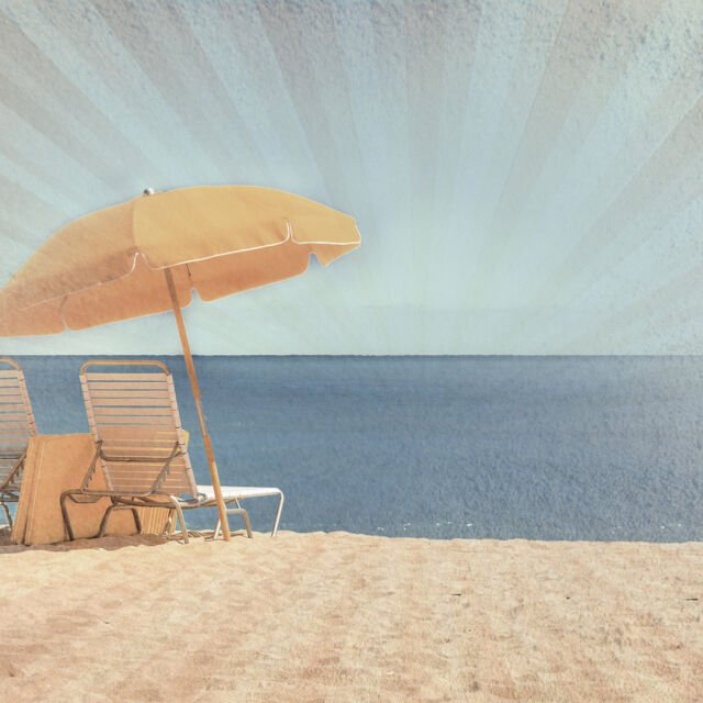 План срещу кризата: Безплатни чадъри и шезлонги на плажа през лятото 