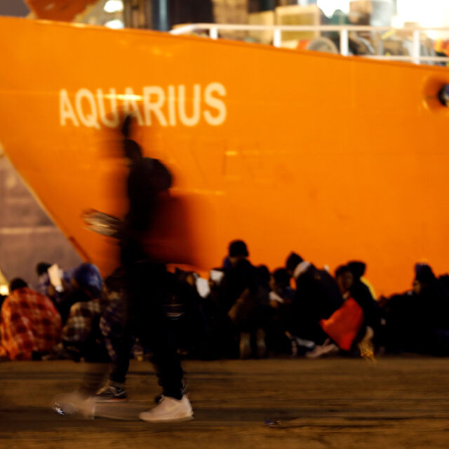 Мигрантите от „Акуариус” продължават да бедстват в открито море