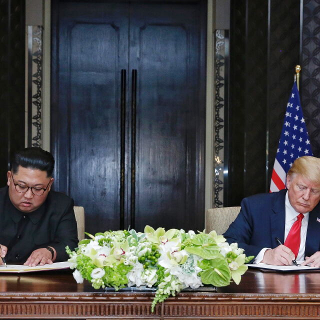 Ким и Тръмп ще работят за Корея без ядрени оръжия. Неясно как