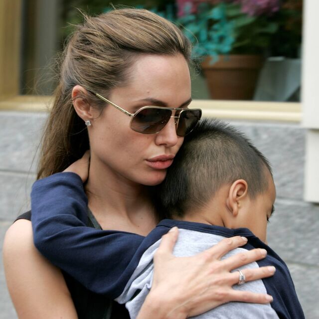Анджелина Джоли дари солидна сума на 6-годишни момчета, които продават лимонада