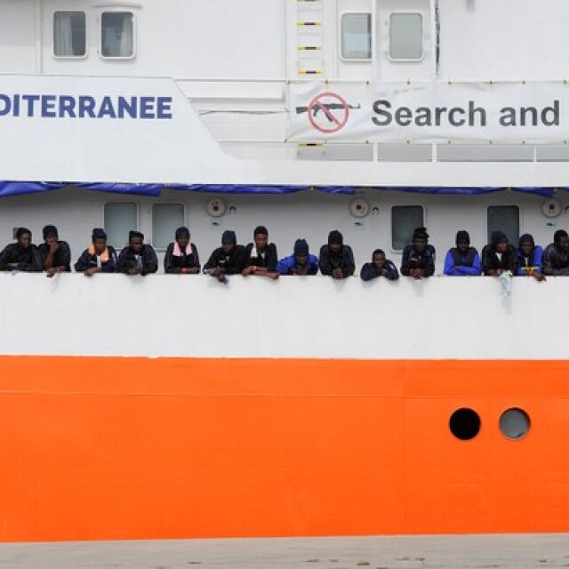 Словесни нападки между Италия и Франция заради кораба с 600 мигранти