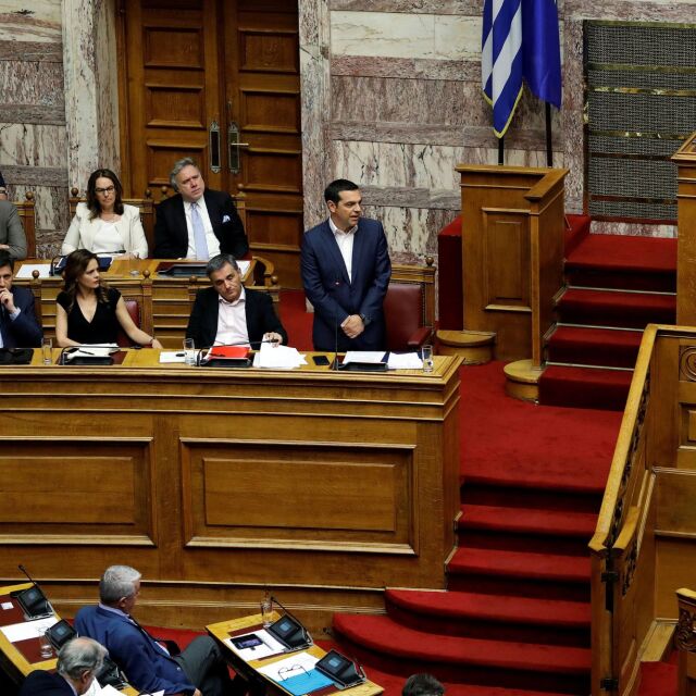 Гръцкото правителство оцеля при вота на недоверие