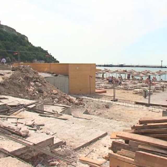 Месец след забраната: В Каварна се строи до плажа 