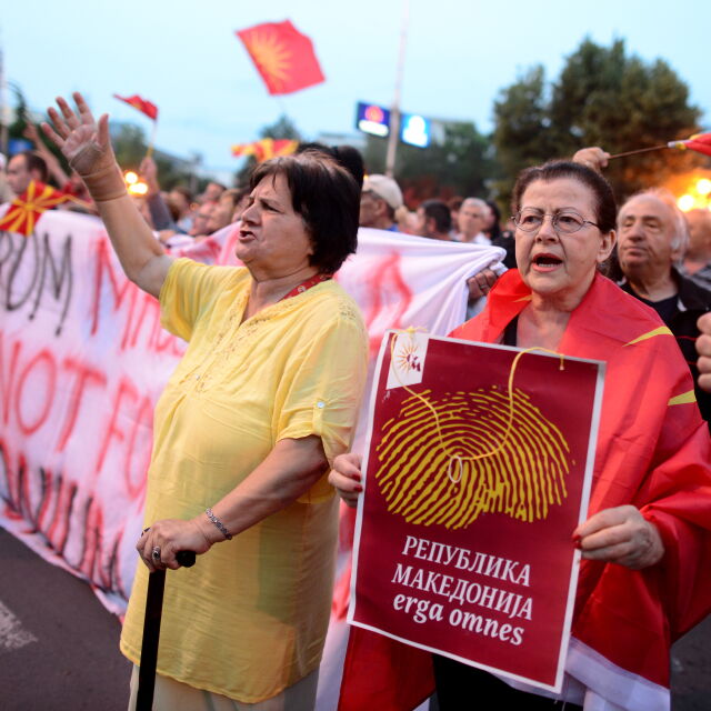 Македония и Гърция вървят към договор на фона на мощни протести