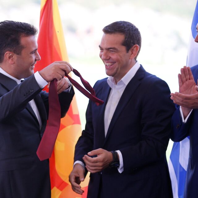 Зоран Заев подари вратовръзката си на Алексис Ципрас