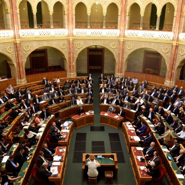 Парламентът на Унгария промени конституцията и прие закон срещу миграцията