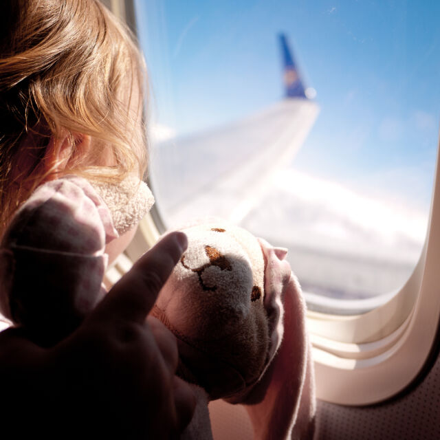 С дете в самолета - правила, документи и важни съвети