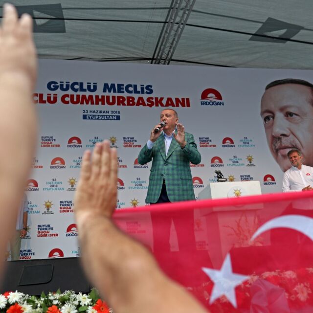 Специалният ни пратеник в Турция: Ердоган вече е в Анкара за речта си след обявяването на резултатите