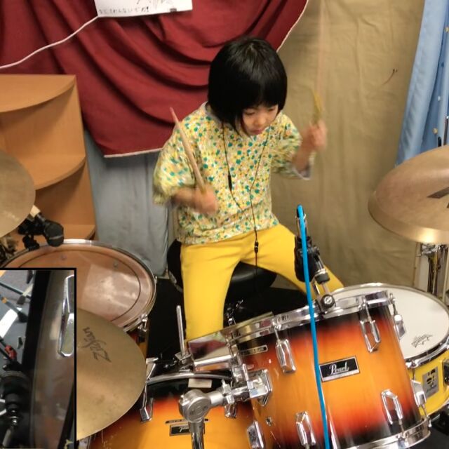 Това 8-годишно момиче е истинско чудо зад барабаните