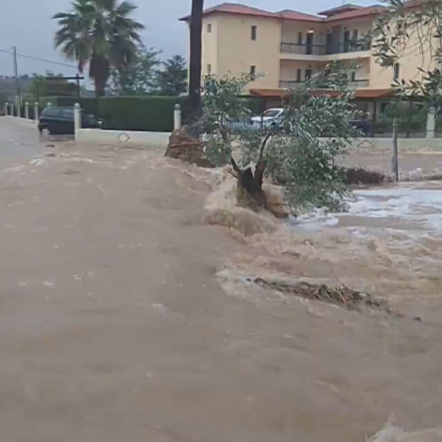 Циклонът „Нефели” донесе поройни дъждове и наводнения в Гърция