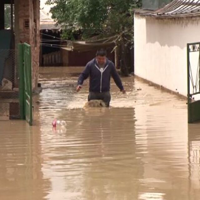 Цяла нощ отводняваха засегнатите имоти след наводнението в Роман