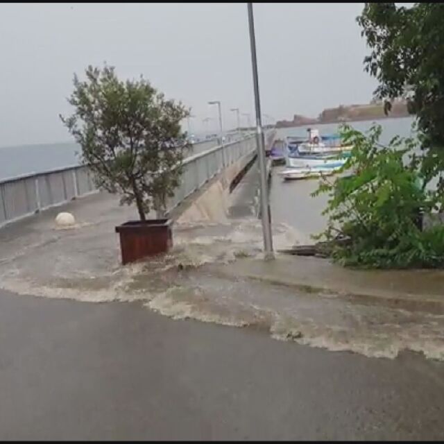Пороен дъжд превърна крайбрежната улица в Ахтопол в река