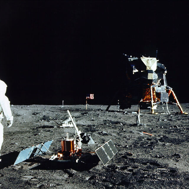 НАСА изпраща хора на Луната не по-рано от 2024 г.