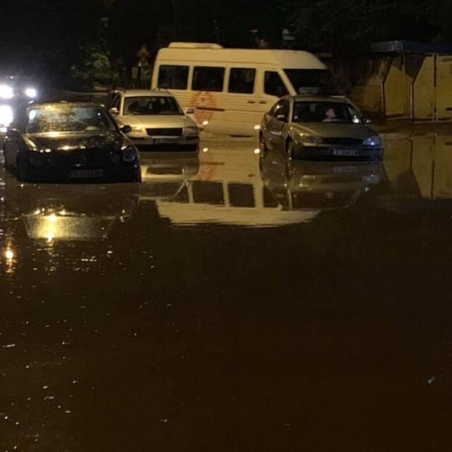 Проливен дъжд наводни улиците на Хасково 