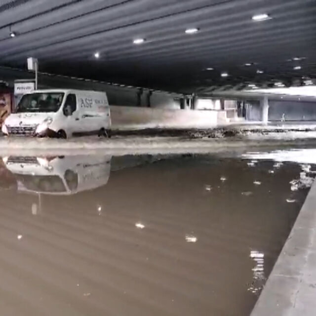След водната стихия в Пловдив: Наводнени къщи, дворове и евакуирани хора