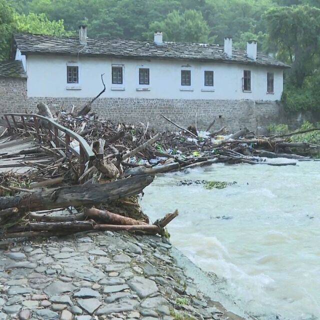 Водната стихия разруши част от моста на Дряновския манастир