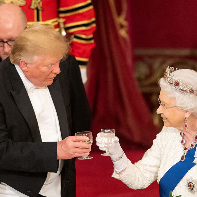 Скъпи тоалети и диаманти белязаха банкета на Елизабет II в чест на Доналд Тръмп (СНИМКИ)