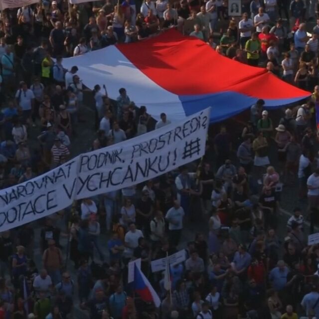 Многохиляден протест в Прага с искане за оставката на чешкия премиер
