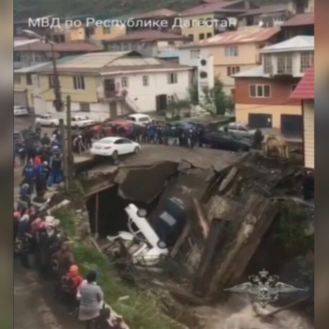 Мост се срути, повличайки няколко автомобила в Кавказ (ВИДЕО)