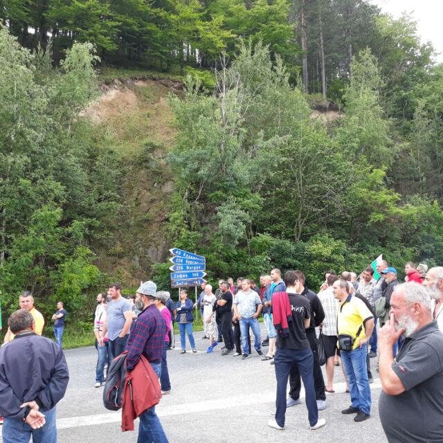 Жители на Калофер блокираха Подбалканския път