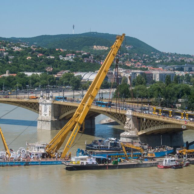 Кран извади корабчето, потънало в Дунава при Будапеща 