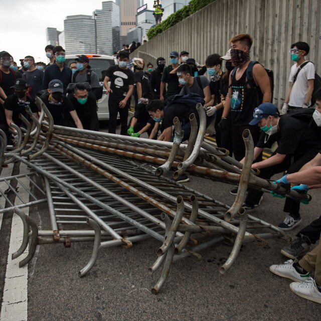 Хиляди демонстранти блокираха улици в центъра на Хонконг