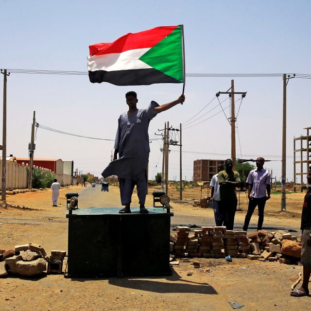 Евакуация от Судан: Журналистка вижда чичо си, докато снима 