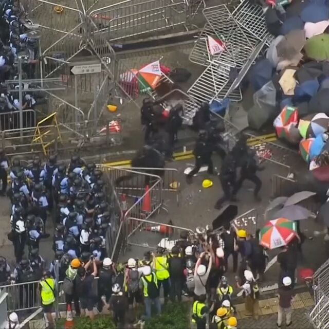 Протестите в Хонконг: Властите затвориха правителствени сгради