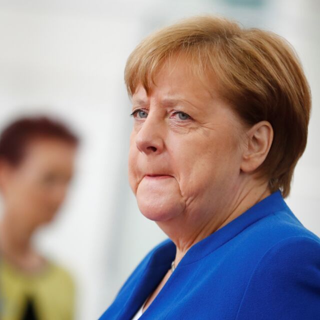 Ангела Меркел отново потрепери