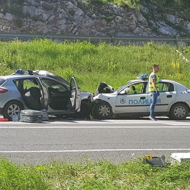 Двама загинали и трима ранени в катастрофа с патрулка край Ябланица