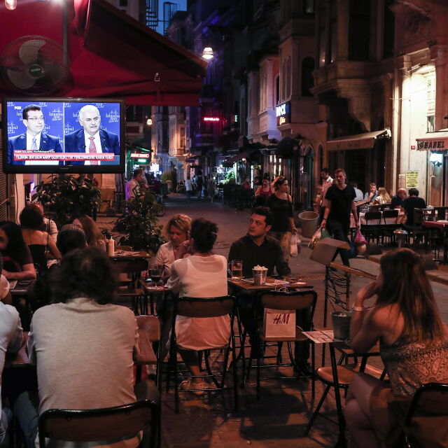 Кандидатите за кмет на Истанбул се изправиха един срещу друг в исторически дебат 