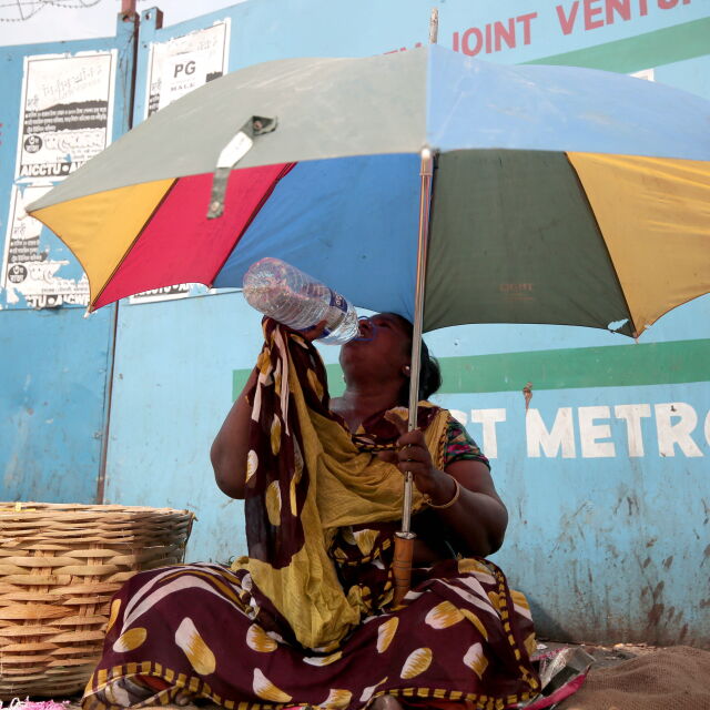 Непосилната жега в Индия взе десетки жертви