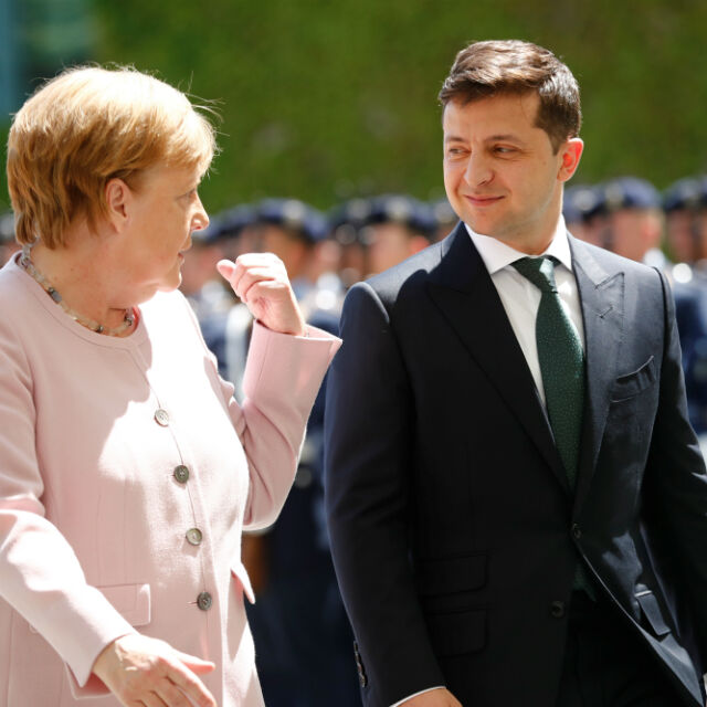 Меркел се разтрепери по време на церемония