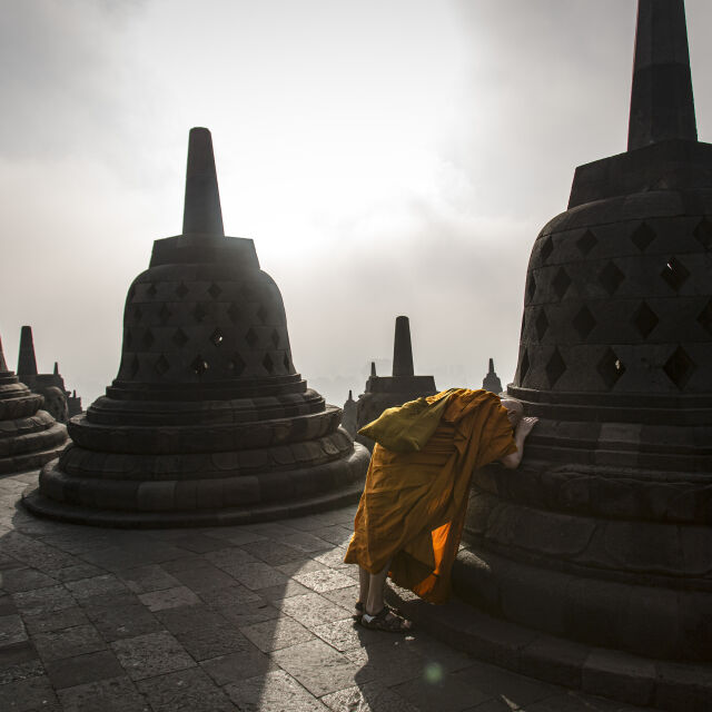 Статуя на Дейвид Бекъм пази будистки храм в Тайланд (ВИДЕО)