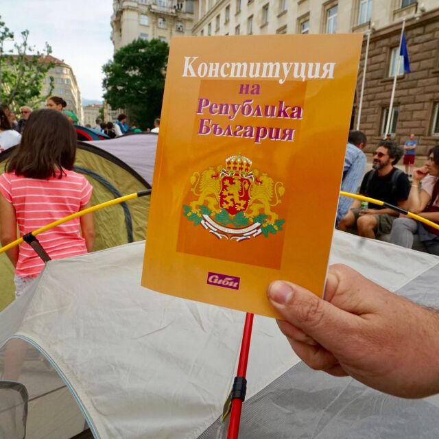 Манолова подкрепи хората с каравани и кемпери срещу спорния закон за Черноморието 
