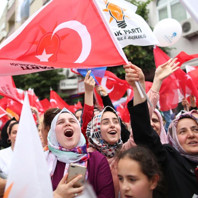 Песни и танци в предизборната надпревара за кмет на Истанбул
