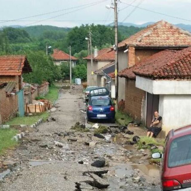Пороен дъжд отнесе асфалта и наводни къщи в карловско село 