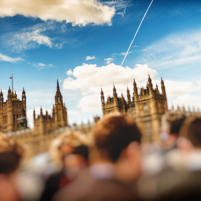 Над 1 милион британци се обявиха против спирането на работата на парламента 