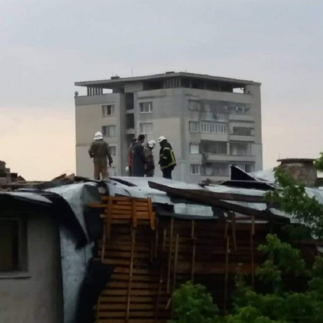 Бурята в Пловдив разруши покрива на жилищна сграда 