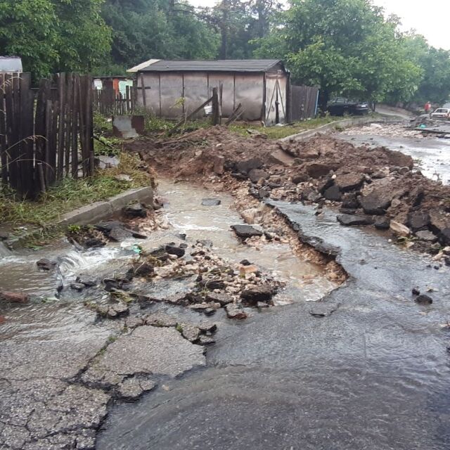 Багери и тежка техника разчистват щетите от наводнението в Котел 
