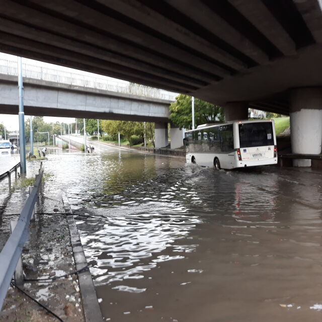 Дъжд превърна в реки улици на няколко места в страната