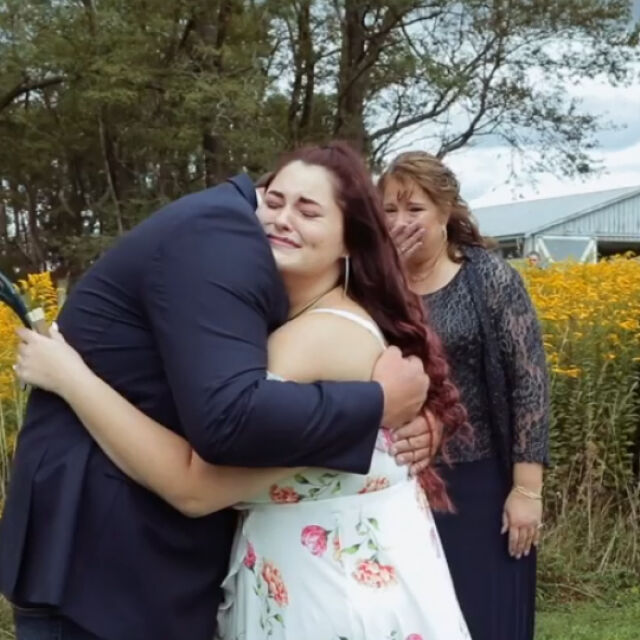 Младоженец прегръща друга жена на сватбата, защото носи сърцето на починалия му брат