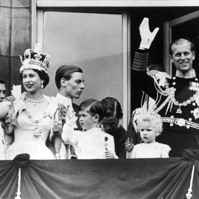 Как принц Чарлз става първото дете, присъствало на коронацията на майка си