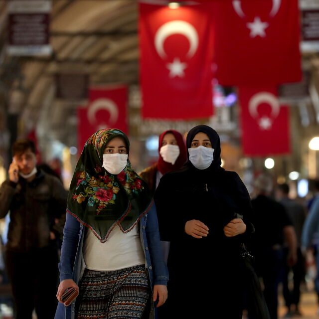 Турция влиза в триседмична пълна карантина