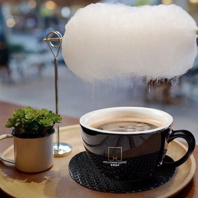 Ефектно: Парата от кафето топи захарния памук и се получава сладък дъжд (ВИДЕО)