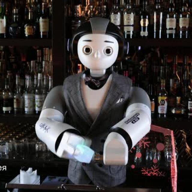 Бъдещето е тук: барман робот бърка коктейли, а барман сервитьор ги поднася (ВИДЕО)